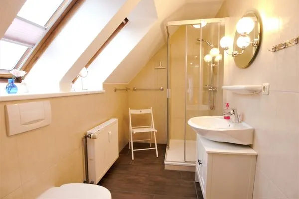 Badezimmer mit Dusche  Ferienwohnung Jonathan