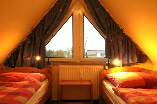 Schlafzimmer mit zwei Einzelbetten  Ferienwohnung Seepferdchen