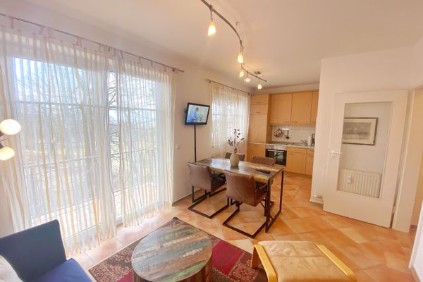 Wohnzimmer mit offener Küche