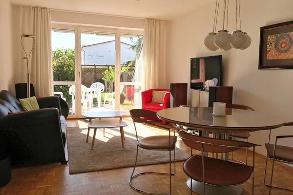 Wohnzimmer mit vorgelagerter Terrasse