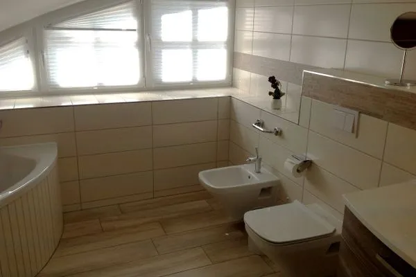 Badezimmer mit Dusche und Badewanne  Haus Hedda