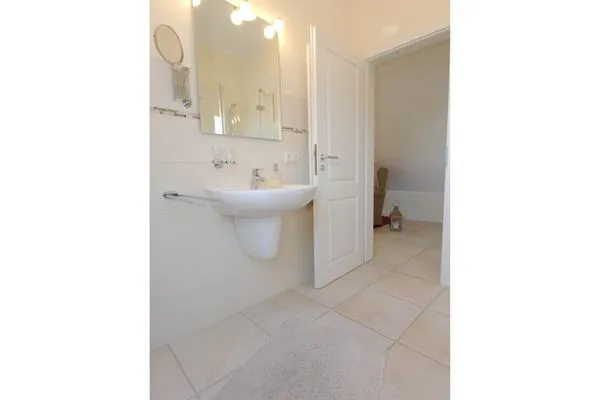 Badezimmer mit Dusche Neue Reihe Neue Reihe 28 - Wohnung Ankerplatz