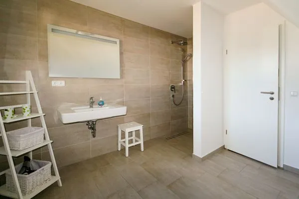 Badezimmer mit Dusche  Wohnung Manu