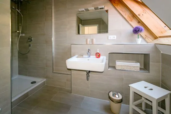 Badezimmer mit Dusche  Wohnung Manu