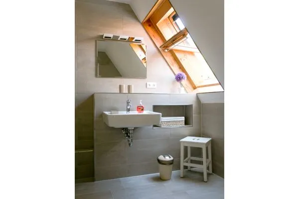 Badezimmer mit Dusche  Wohnung Manu