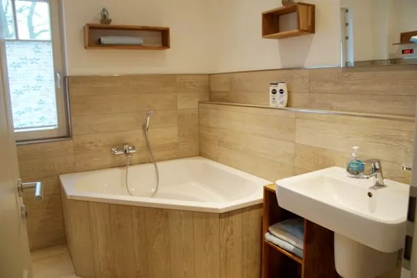 Badezimmer mit Dusche und Badewanne  Doppelhaushälfte - Isabella