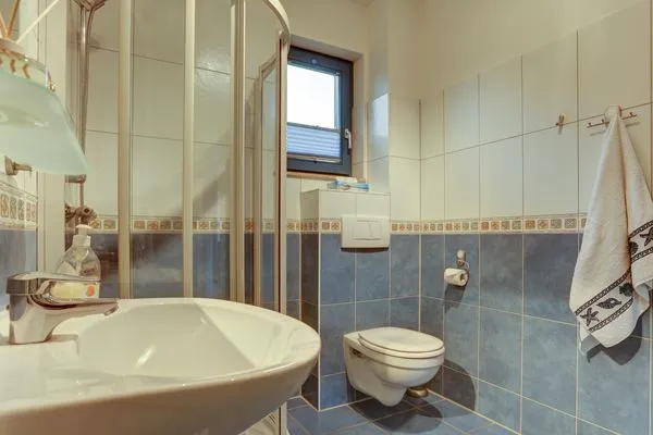 Badezimmer mit Dusche  Meeresrauschen 1