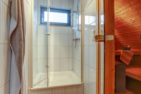 Badezimmer mit Dusche und Sauna  Meeresrauschen 1
