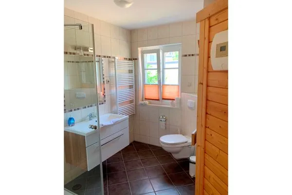 Badezimmer mit Dusche  Haus Leni