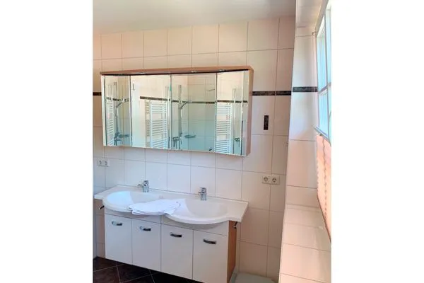 Badezimmer mit Dusche  Haus Leni