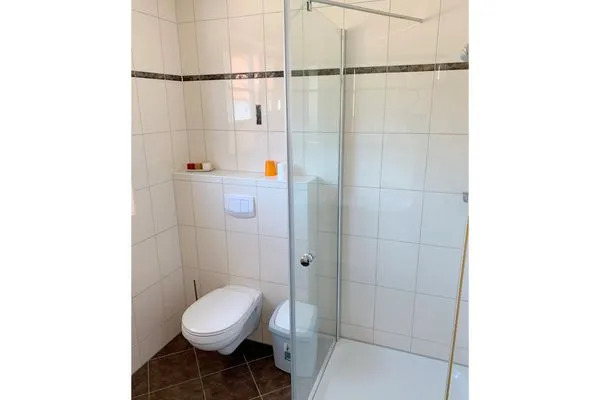 Badezimmer mit Dusche  Haus Leni