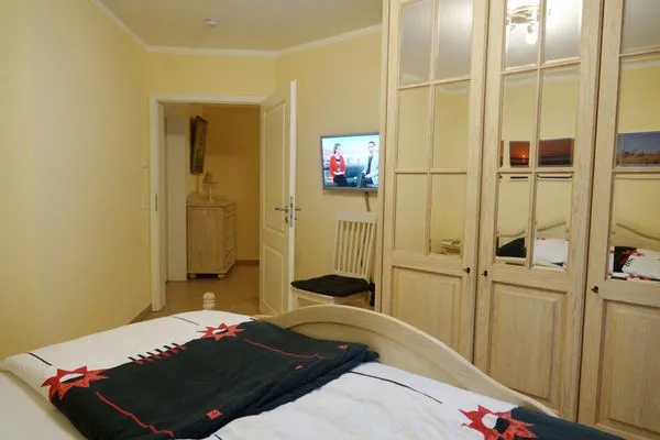 Schlafzimmer mit Doppelbett Hafenstrasse 15 in Prerow Ibykus in Prerow