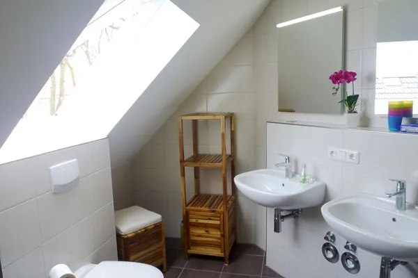 Badezimmer mit zwei Waschbecken Hafenstrasse 15 in Prerow Wolkenglanz in Prerow