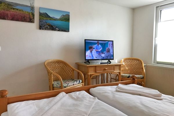 Wohn-Schlafzimmer mit Doppelbett