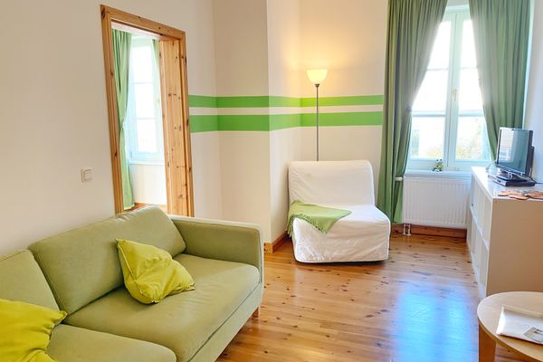 Wohnzimmer mit Schlafsofa