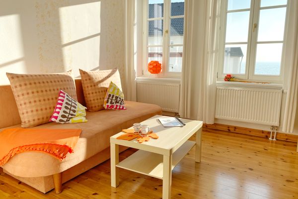 Wohnzimmer mit Schlafsofa