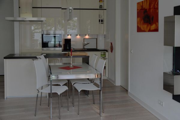 Wohnzimmer mit offener Küche