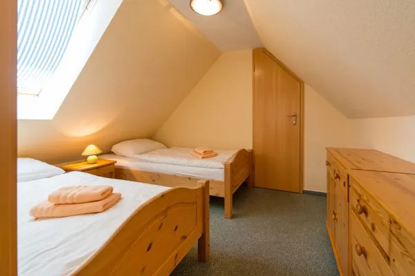 Schlafzimmer mit zwei Einzelbetten Ferienpark Freesenbruch Wohnung 1.6 - Freesenblick