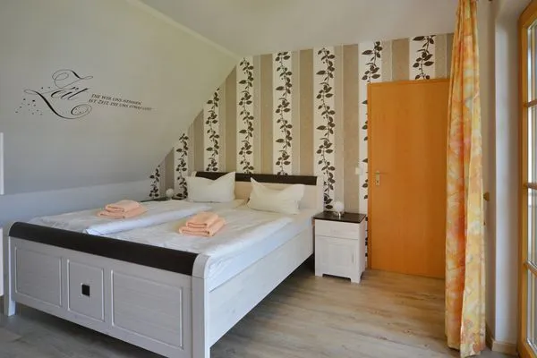 Schlafzimmer mit Doppelbett Ferienpark Freesenbruch Wohnung 1.6 - Freesenblick