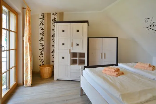 Schlafzimmer mit Doppelbett Ferienpark Freesenbruch Wohnung 1.6 - Freesenblick