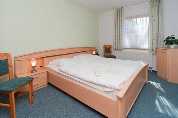 Schlafzimmer mit Doppelbett Ferienpark Freesenbruch Wohnung 2.2 - Bernstein
