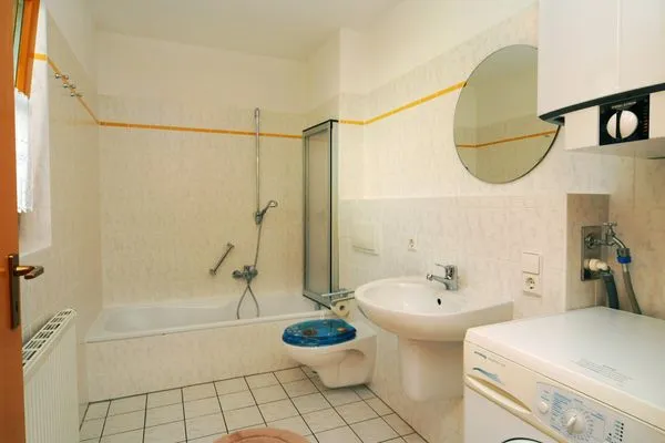 Badezimmer mit Badewanne Ferienpark Freesenbruch Wohnung 2.3 - Waldesruh