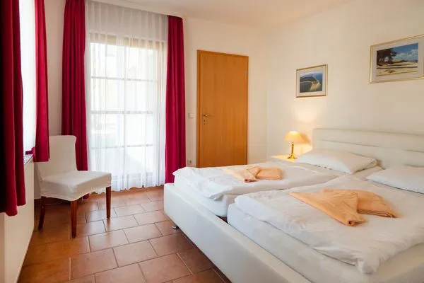 Schlafzimmer mit Doppelbett Ferienpark Freesenbruch Wohnung 2.3 - Waldesruh
