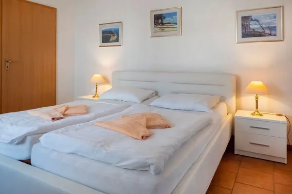 Schlafzimmer mit Doppelbett Ferienpark Freesenbruch Wohnung 2.3 - Waldesruh