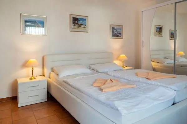 Schlafzimmer mit Doppelbett Ferienpark Freesenbruch Wohnung 2.3 - Waldesruh