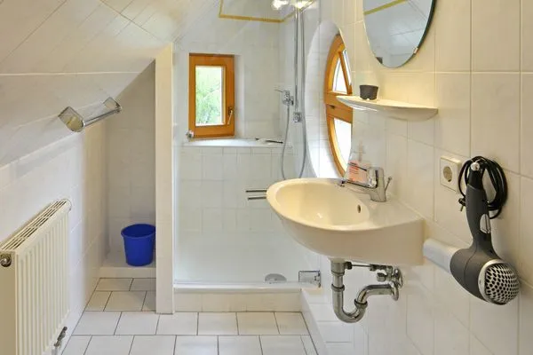 Badezimmer mit Dusche Ferienpark Freesenbruch Wohnung 2.4 - Familientraum