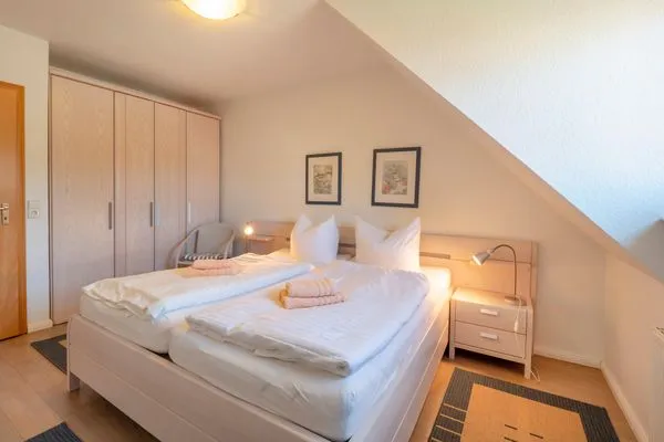 Schlafzimmer mit Doppelbett Ferienpark Freesenbruch Wohnung 2.5 - Auszeit