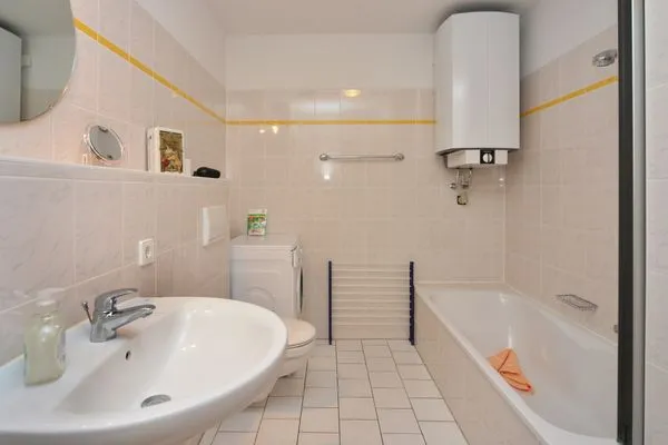 Badezimmer mit Badewanne Ferienpark Freesenbruch Wohnung 3.5 - Muschelsucher