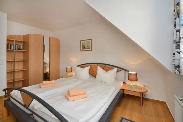 Schlafzimmer mit Doppelbett Ferienpark Freesenbruch Wohnung 3.5 - Muschelsucher