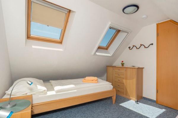 Ferienpark Freesenbruch Wohnung 3.5 - Muschelsucher Ostseeheilbad Zingst - Schlafzimmer mit zwei Einzelbetten