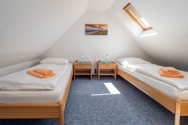 Ferienpark Freesenbruch Wohnung 3.5 - Muschelsucher Ostseeheilbad Zingst - Schlafzimmer mit zwei Einzelbetten
