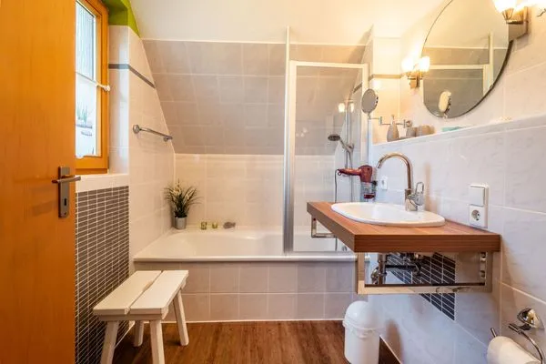 Badezimmer mit Badewanne Ferienpark Freesenbruch Wohnung 3.6 - Frieda