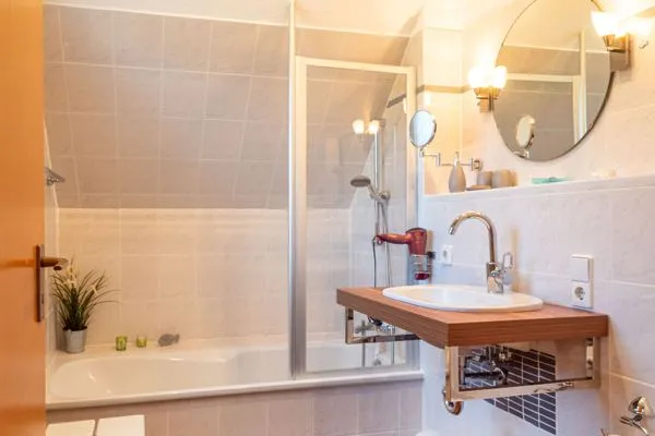 Badezimmer mit Badewanne Ferienpark Freesenbruch Wohnung 3.6 - Frieda