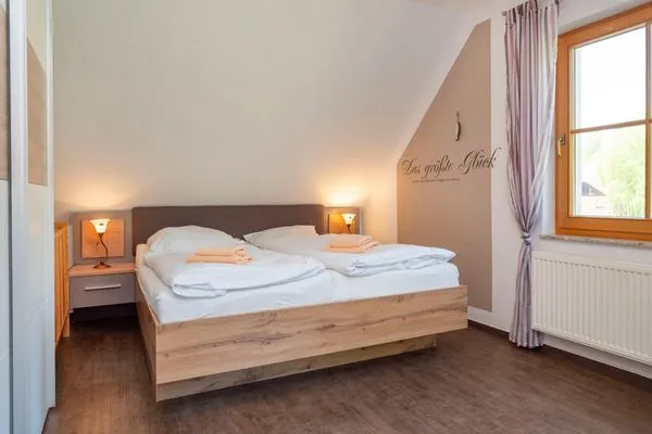 Schlafzimmer mit Doppelbetten Ferienpark Freesenbruch Wohnung 3.6 - Frieda