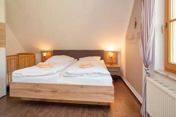 Schlafzimmer mit Doppelbetten Ferienpark Freesenbruch Wohnung 3.6 - Frieda