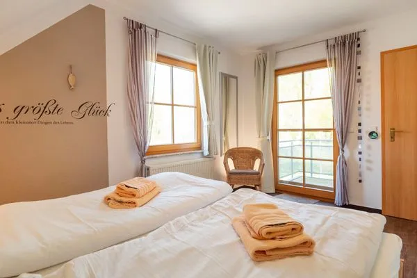 Schlafzimmer mit Doppelbetten Ferienpark Freesenbruch Wohnung 3.6 - Frieda