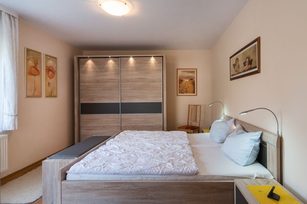 Ferienpark Freesenbruch Wohnung 4.1 - Boddenkiker Ostseeheilbad Zingst - Schlafzimmer mit Doppelbett