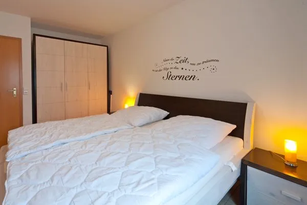 Schlafzimmer mit Doppelbett Ferienpark Freesenbruch Wohnung 4.2 - Ostseeperle