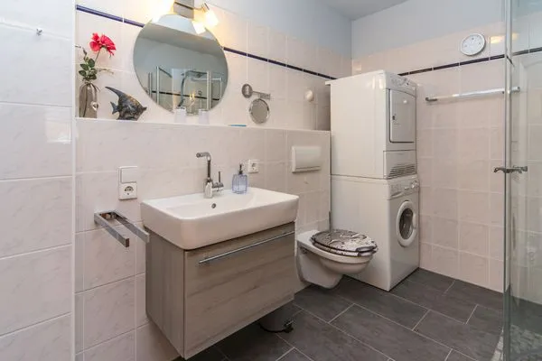 Badezimmer mit Dusche Ferienpark Freesenbruch Wohnung 4.5 - Kranichtanz