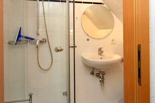 Badezimmer mit Dusche Ferienpark Freesenbruch Wohnung 4.5 - Kranichtanz