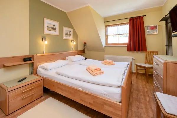 Schlafzimmer mit Doppelbett Ferienpark Freesenbruch Wohnung 4.5 - Kranichtanz