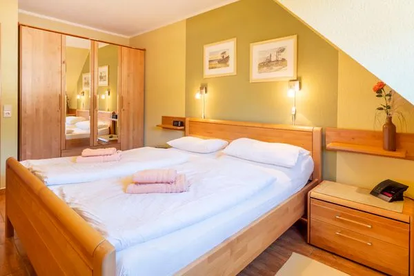 Schlafzimmer mit Doppelbett Ferienpark Freesenbruch Wohnung 4.5 - Kranichtanz