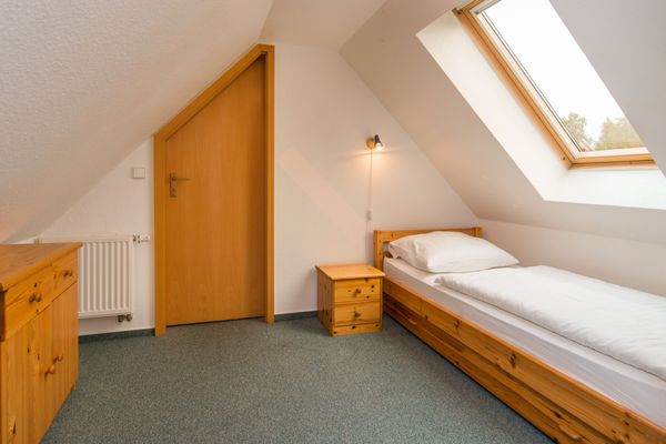 Ferienpark Freesenbruch Wohnung 4.6 - Boddenblick Ostseeheilbad Zingst - Schlafzimmer mit Einzelbett