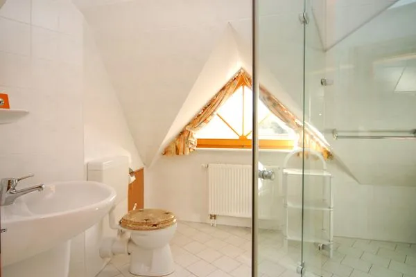 Badezimmer mit Dusche Ferienpark Freesenbruch Wohnung 13b - Haubentaucher