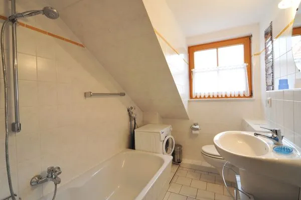 Badezimmer mit Badewanne Ferienpark Freesenbruch Reihenhaus 6 - Delfin