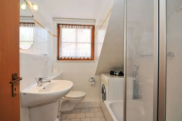 Badezimmer mit Badewanne Ferienpark Freesenbruch Reihenhaus 6b - Schwalbe